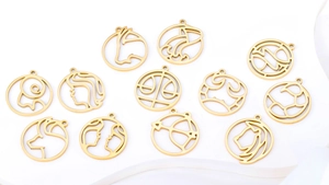 Série de pendentifs zodiaque en plaqué or 18K avec des motifs minimalistes ajourés