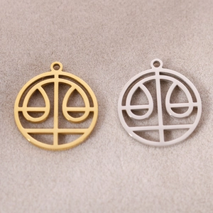 Vue détaillée de pendentifs zodiaque or et argent avec finition miroir sur du velours