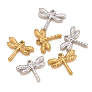 Detail van goud- en zilveren libelhangers met fijne vleugeltexturen voor DIY-sieraden