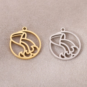 Vue macro détaillée de pendentifs circulaires du zodiaque plaqués or 18 carats et argent