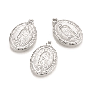 Trois pendentifs ovales argentés de la Vierge Marie avec relief de Guadalupe