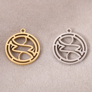 Vue macro de pendentifs ronds creux 12 Signes du Zodiaque en acier inoxydable or et argent