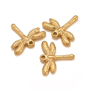Gedetailleerde close-up van drie gouden libellenhangers met gestructureerde vleugels