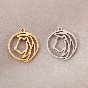 Détail des pendentifs signe Lion en acier inoxydable doré et argenté poli