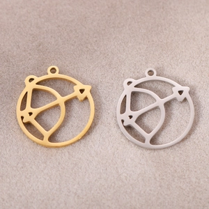 Vue détaillée des pendentifs zodiaque Sagittaire en or et argent pour bijoux artisanaux