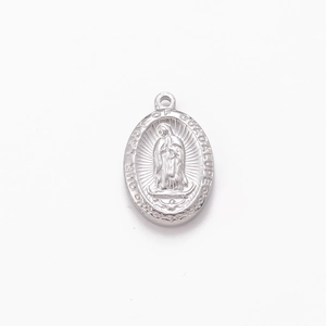 Détail macro du pendentif Vierge Marie en argent avec relief de Notre-Dame de Guadalupe