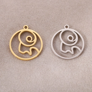 Vue détaillée de pendentifs Bélier en or et argent sur un fond de velours gris