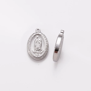Détail macro du pendentif ovale Notre-Dame de Guadalupe avec relief et profil poli