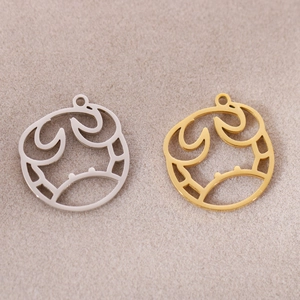 Gros plan de pendentifs du zodiaque Cancer plaqués or 18 carats et argent pour bijoux