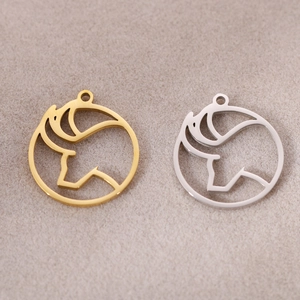 Vue détaillée des pendentifs zodiaque Taureau or et argent avec texture métal brossé