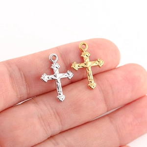 Colgantes de crucifijo en acero inoxidable pulido en oro y plata con detalles religiosos