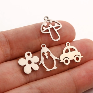 Vista macro di piccoli ciondoli cavi in acciaio inossidabile per accessori di gioielli