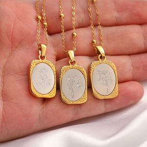Colgantes vintage dorados con diseños florales plateados sobre fondo de seda blanca
