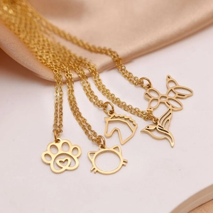 Colliers dorés en acier inoxydable avec pendentifs animaux sur tissu de soie champagne