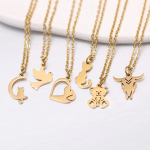 Minimalistische goldene Edelstahlketten mit Anhängern wie Katze, Bär und Vogelmotiv