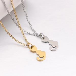 Detailansicht der Katzen-Silhouette-Anhänger in Gold und Silber aus Edelstahl