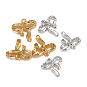 Colgantes de lazo en oro y plata para creación de joyería DIY sobre un fondo blanco