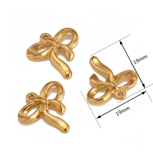 Tres colgantes de lazo en acero inoxidable dorado de 19 mm sobre un fondo blanco