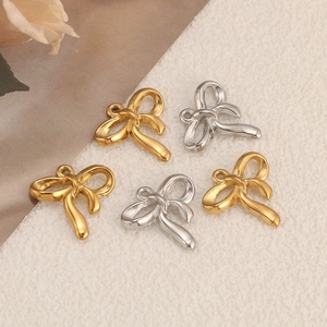 Colgantes de lazo pulidos en oro y plata de acero inoxidable para joyería artesanal