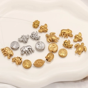 Collection détaillée de perles en acier inoxydable aux motifs d'animaux et de symboles