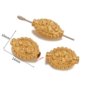 Détail d'une perle ovale dorée de 14x10mm avec trou de 1,5mm pour bijoux DIY