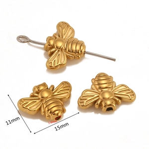 Détail des breloques abeille dorées 15x11mm avec trou de 1,6mm pour création bijoux
