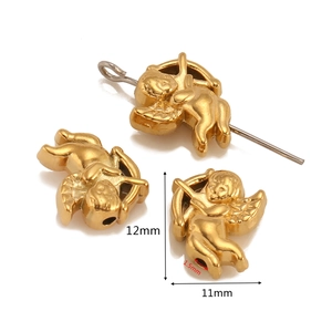 Vue détaillée des perles d'ange dorées pour la création de bijoux DIY et accessoires
