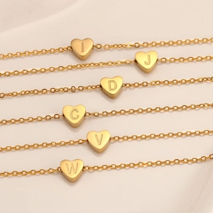 Collares con colgantes de corazón de alfabeto en acero inoxidable dorado pulido