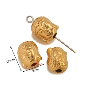 Vue macro détaillée des perles d'espacement tête de Bouddha dorées de 11mm avec trou