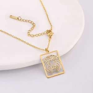 Macro-opname van de gouden roestvrijstalen ketting met S.STEEL gravure en verstelbare sluiting