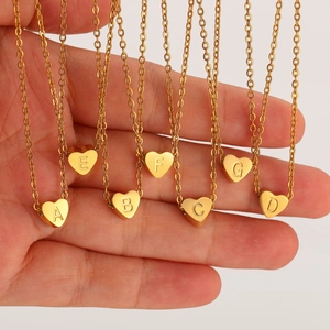 Collar de inicial de corazón dorado de acero inoxidable que muestra el tamaño del colgante
