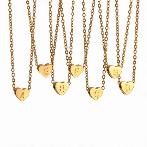 Collares con colgante de corazón dorado de acero inoxidable y letras iniciales grabadas