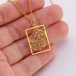 Gedetailleerde opname van een vergulde ram sterrenbeeld vierkante hanger ketting