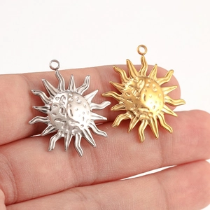 Détail macro de pendentifs soleil dorés et argentés avec des textures de surface fines