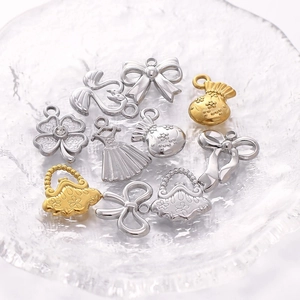 Détails de charmes variés en acier inoxydable avec nœuds et trèfles pour bijoux DIY