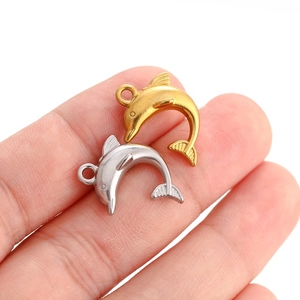 Détails des pendentifs en forme de dauphin en or et argent pour la création de bijoux