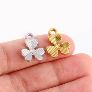Vue détaillée des breloques trèfle en métal doré et argenté pour bijoux DIY
