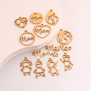 Detailansicht goldener Edelstahl-Familienanhänger mit Herz- und Silhouettenformen