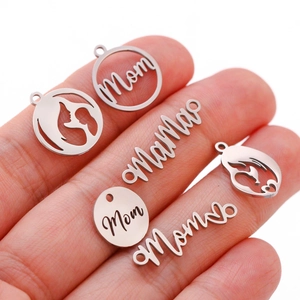 Makroaufnahme von silbernen Mom und Mama Anhängern aus Edelstahl für DIY-Schmuck