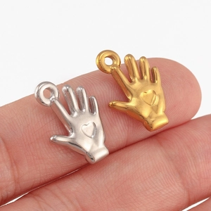 Détail de breloques en forme de main de bébé en or et argent pour bijoux DIY