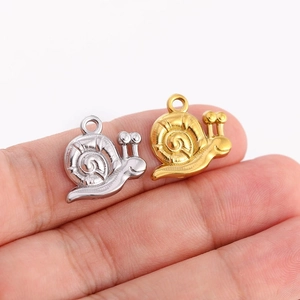Vue détaillée de breloques en forme d'escargot en argent et or pour bijoux DIY