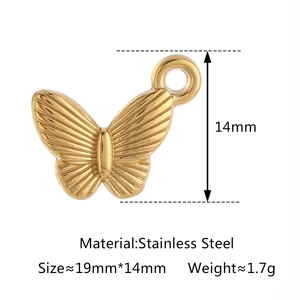 Pendentif papillon en acier inoxydable doré avec texture détaillée et dimensions