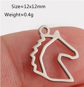 Detailweergave van een kleine 12x12mm roestvrijstalen paardenhoofd hanger voor DIY