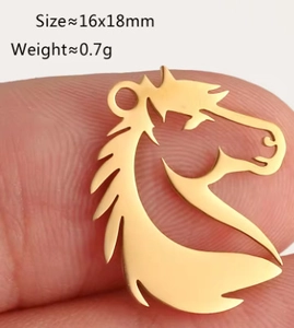 Macro-opname van een 16x18mm gouden paardenhoofd hanger met uitgesneden metalen details
