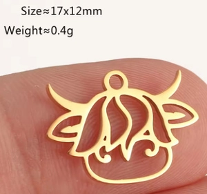 Gouden stierenkop hanger detail toont afmetingen van 17x12mm op een vingertop