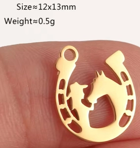 Macro-opname van de gouden hoefijzer-cowboyhanger op vinger voor de maataanduiding