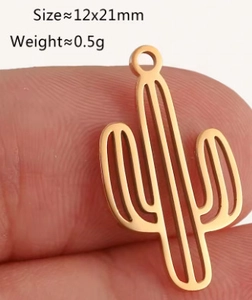 Gepolijste gouden cactus hanger 12x21mm in de hand gehouden voor maatreferentie