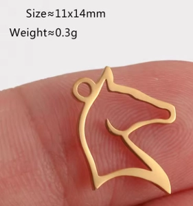 Macro-opname van een holle paardenhoofd hanger in goudkleur voor DIY-sieraden