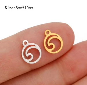 Nahaufnahme von 8mm Wellenanhänger in Gold und Silber mit hohlem Design-Detail