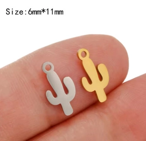 Makroansicht von 6x11mm Gold und Silber Kaktus Anhängern zur Größenbestimmung an Fingern
